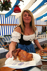 Halbe Hendl und was sonst noch auf das Volksfest Appetit macht (Foto: Martin Schmitz)